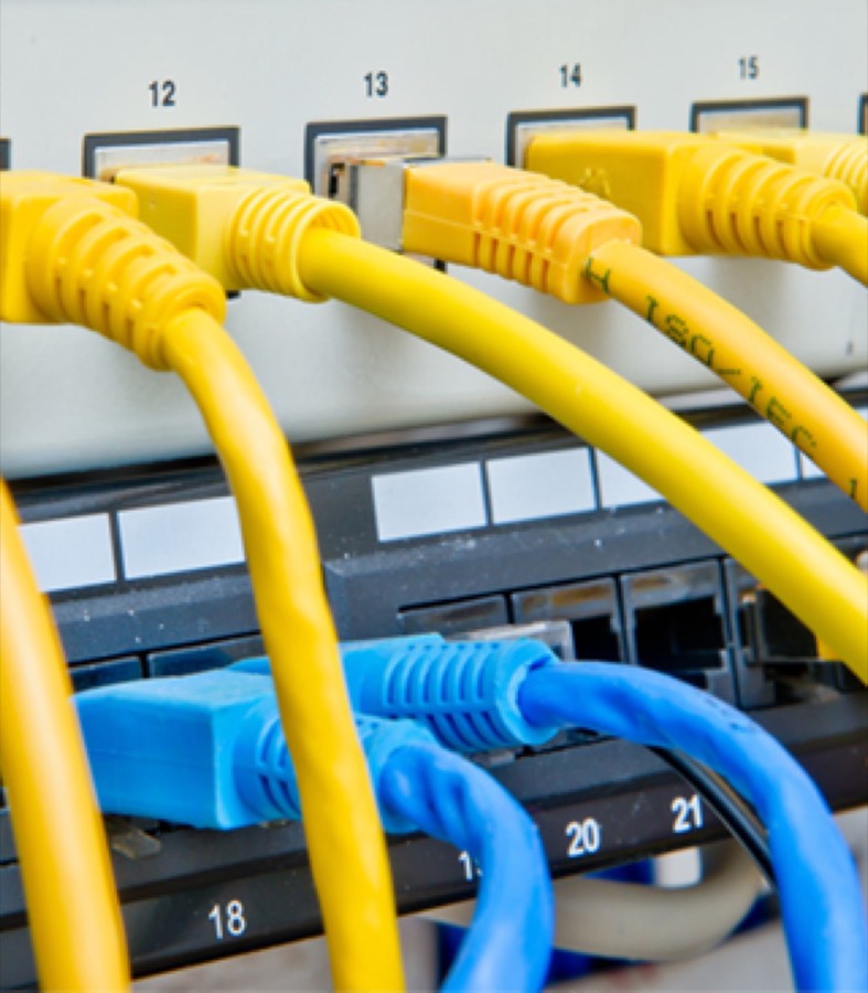 Netzwerkkabel an einem Patchfeld