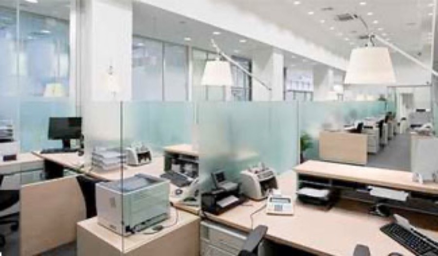 Hell ausgeleuchtetes Büro